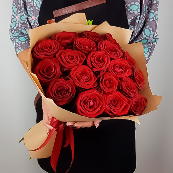 Букет 15 красных роз в крафте