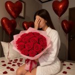 Букет 15 красных роз с розовой упаковкой
