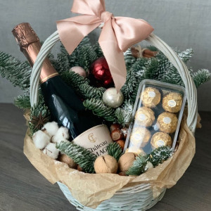 Корзина новогодняя с Ферреро Роше